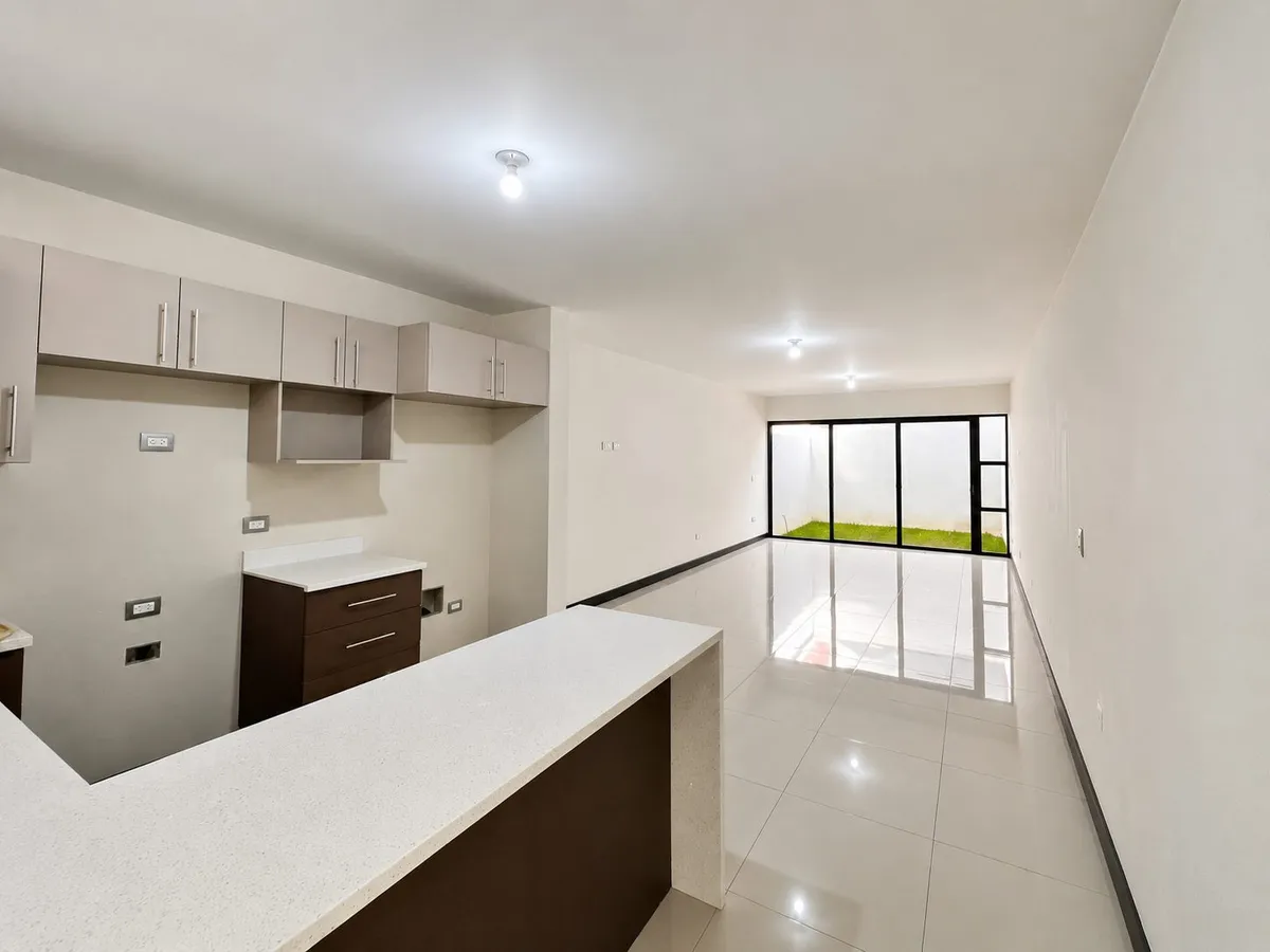 Hacienda Real, Zona 16 | Casa nueva con walk-in closet y jardín