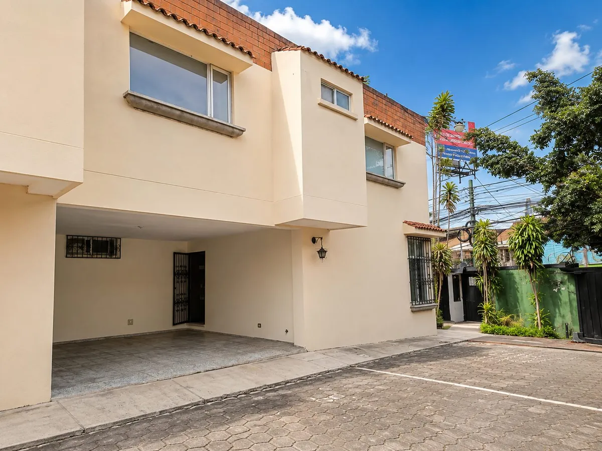 Casa en alquiler sobre la 20 calle zona 10 dentro de condominio