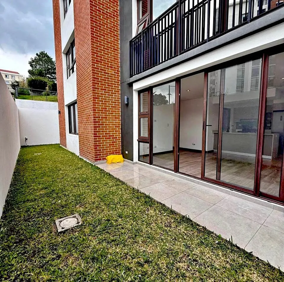 Apartamento con jardín