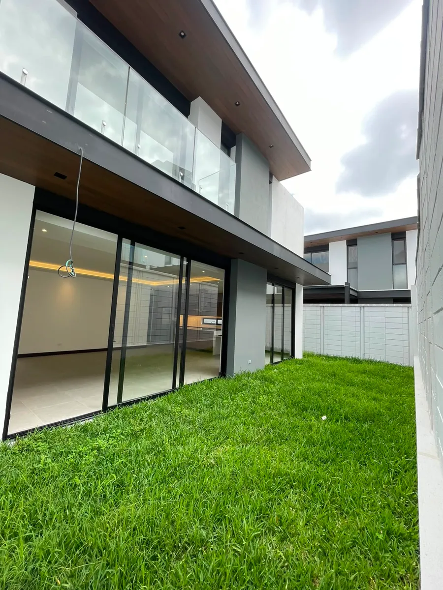 Exclusiva casa en Venta para estrenar Nuevo residencial en Zona 10
